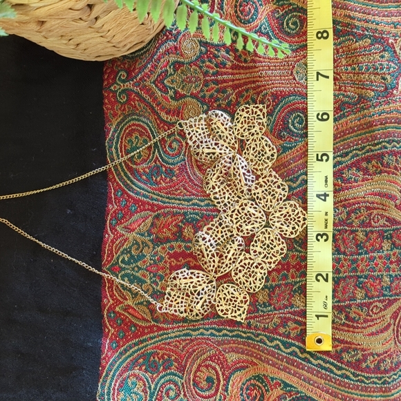 Gold Color Leaf Motif Costume Jewelry Necklace - Picture 2 of 3